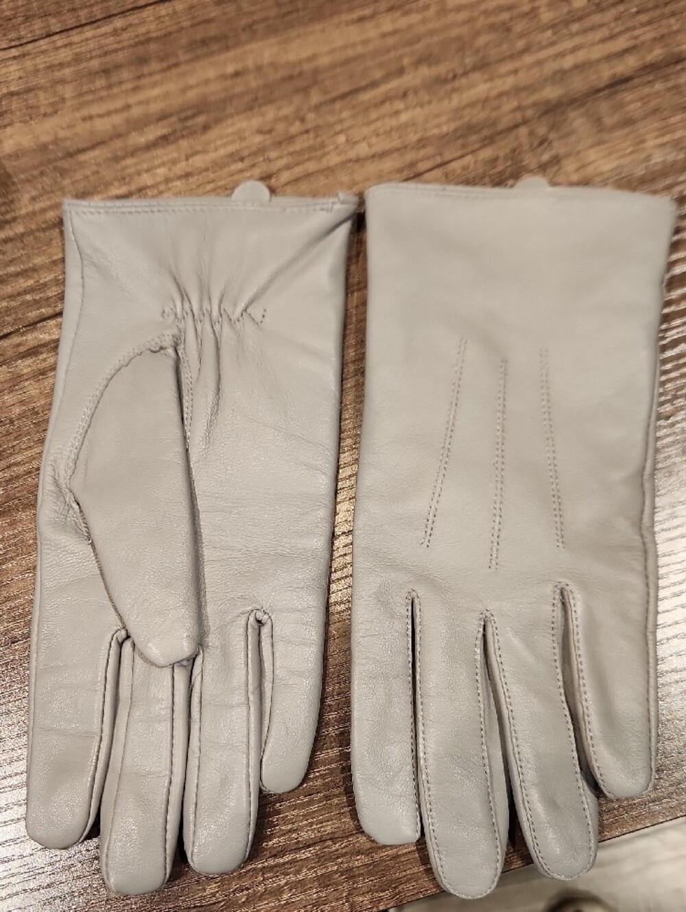 NWOT Classic Women's Lined Leather Gloves in Light Gray Sz S/M - Picture 2 of 5